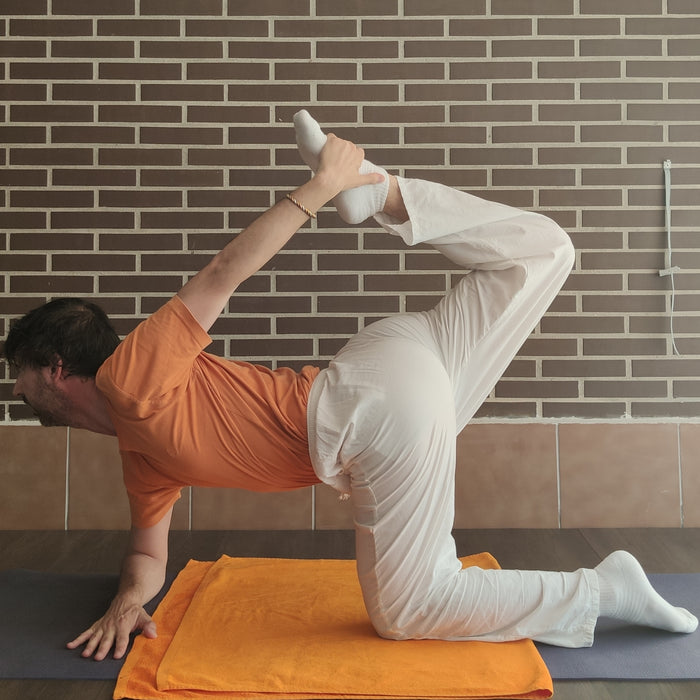 Uttytha dhanurasana, asana asequible para trabajar diagonalmente la columna