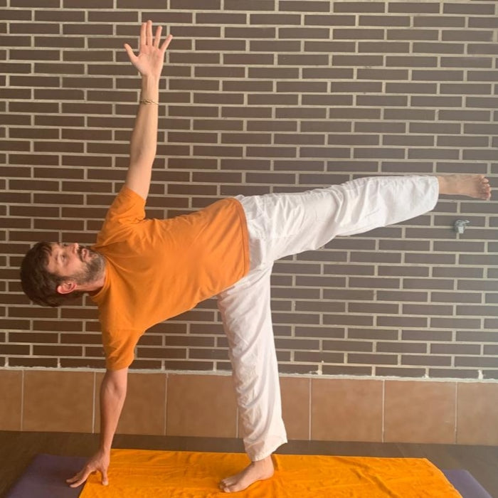 Utthita ardha chandrasana es un equilibrio de pie con grandes posibilidades dentro de la sesión