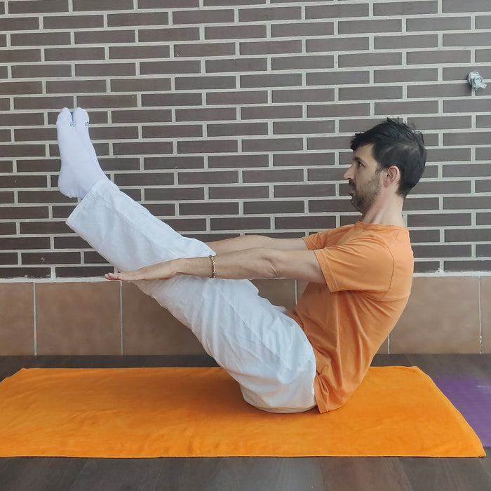 Navasana o "la barca" un equilibrio con concentración y amplios beneficios digestivos